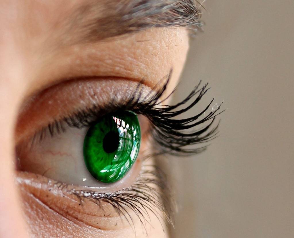 Comment mettre des lentilles de contact fantaisie ?